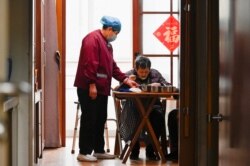 江苏省如皋市一家养老院的老人在吃午饭。(2021年3月31日)