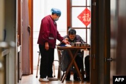 资料照:江苏省如皋市一家养老院的老人在吃午饭。(2021年3月31日)