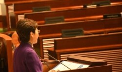香港特首林郑月娥1月12日出席立法会答问大会时承认,香港实施世界上数一数二最严格的“外防输入”措施, 会影响香港的国际地位 (美国之音/汤惠芸)