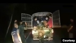 စက်တင်ဘာလ ၂၈ ရက်နေ့ညက မြဝတီဘက်ကနေ တရားမဝင်ဝင်လာတဲ့ ထိုင်းနိုင်ငံသား ၁၉ ဦးကို ဖမ်းမိတဲ့ မြင်ကွင်း။ (ဓာတ်ပုံ - ထိုင်းနယ်ခြားစောင့်တပ် - စက်တင်ဘာ ၂၈၊ ၂၀၂၀)