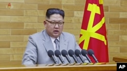 朝鲜官方媒体播报朝鲜领导人金正恩发表新年讲话。(2018年1月1日)