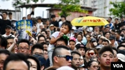 2019年7月14日香港家长带着年幼的子女参加沙田反送中大游行。(美国之音汤惠芸拍摄)
