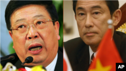 左侧为中国民政部长李立国,图为他在2007年担任民政部副部长的时候在人大会议上讲话。右侧为 日本外相岸田文雄2014年8月在河内(右)