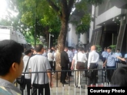 唐荆陵等三人煽颠案开庭前,众多警察和围观者在广州中院外面。(博讯图片)
