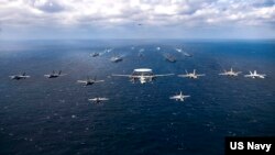 美国海军航空母舰卡尔文森与亚伯拉罕林肯号两艘航母率战斗群在台湾以东的菲律宾海与日本海上自卫队的舰艇举行联合演习。(2022年1月22日)