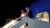 Air Force One လေယာဉ်ပေါ်က ဆင်းလာတဲ့ အမေရိကန်သမ္မတ Donald Trump နဲ့ သမ္မတကတော် Melania Trump. (ဇူလိုင် ၄၊ ၂၀၂၀)