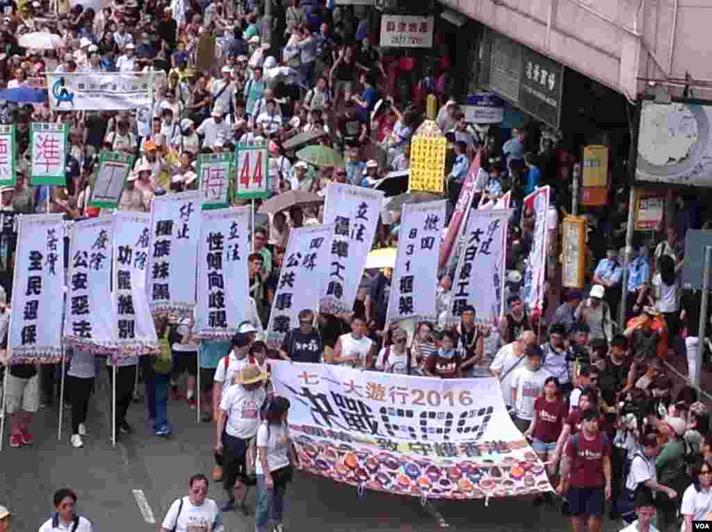 数万港人参加七一大游行誓言守护香港(美国之音海彦拍摄)