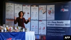 美国商务部长吉娜·雷蒙多(Gina Raimondo)2023年8月28日在北京向媒体展示在中国销售的一些美国制造的健康用品。(媒体联访照片)