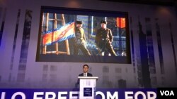 脱北者池成镐去年在台北奥斯陆自由论坛上讲述逃离朝鲜经历(美国之音许宁摄影)
