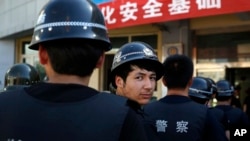 新疆乌鲁木齐警察集合,参加反恐演练。(2013年7月3日资料照)