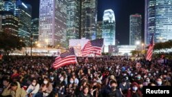 香港民众汇集在中环爱丁堡广场挥舞美国国旗举行感恩节集会。(2019年11月28日)