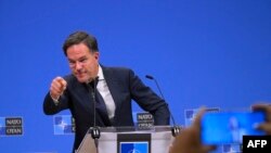 NATO အတွင်းရေးမှူးချုပ် Mark Rutte က ဘရပ်ဆဲလ်မြို့မှာကျင်းပတဲ့ နေတိုးနိုင်ငံခြားရေးဝန်ကြီးများအစည်းအဝေးမှာ သတင်းထောက်တွေနဲ့တွေ့ဆုံဖြေကြားစဥ်။ (ဒီဇင်ဘာ ၃၊ ၂၀၂၄)