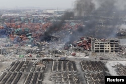 天津滨海新区发生爆炸后,消防员在现场试图灭火(2015年8月14日)