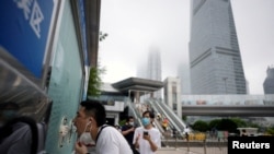 中国上海,一名男子在陆家嘴金融区的一个核酸检测点采集拭子(2022年6月2日)。
