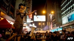 2014年10月5日,香港一名民主抗议者通过喇叭响民众讲话。(资料照片)