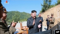 2017年7月4日,朝鲜领导人金正恩在进行洲际弹道导弹发射后庆祝发射成功。(资料照片)