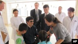 5月1号,陈光诚和家人在北京一家医院团聚,骆家辉大使也在场。