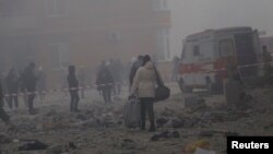 Українці біля свого житлового будинку, зруйнованого під час російського ракетного удару та удару безпілотників, Одеса, Україна. Serhii Smolientsev TPX IMAGES