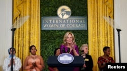 အမေရိကန်သမ္မတကတော် Jill Biden က အိမ်ဖြူတော်မှာကျင်းပတဲ့ ၂၀၂၄ ခုနှစ် နိုင်ငံတကာ အမျိုးသမီးသတ္တိရှင်ဆုပေးပွဲအခမ်းအနားမှာ တက်ရောက်ပြီး ဆုချီးမြှင့် မိန့်ခွန်းစကားပြောကြားစဥ်။ (မတ်လ ၄၊ ၂၀၂၄)