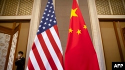 资料照片:美国财政部长耶伦与中国副总理何立峰在北京钓鱼台国宾馆会谈前摆出的美中国旗。(2023年7月8日)