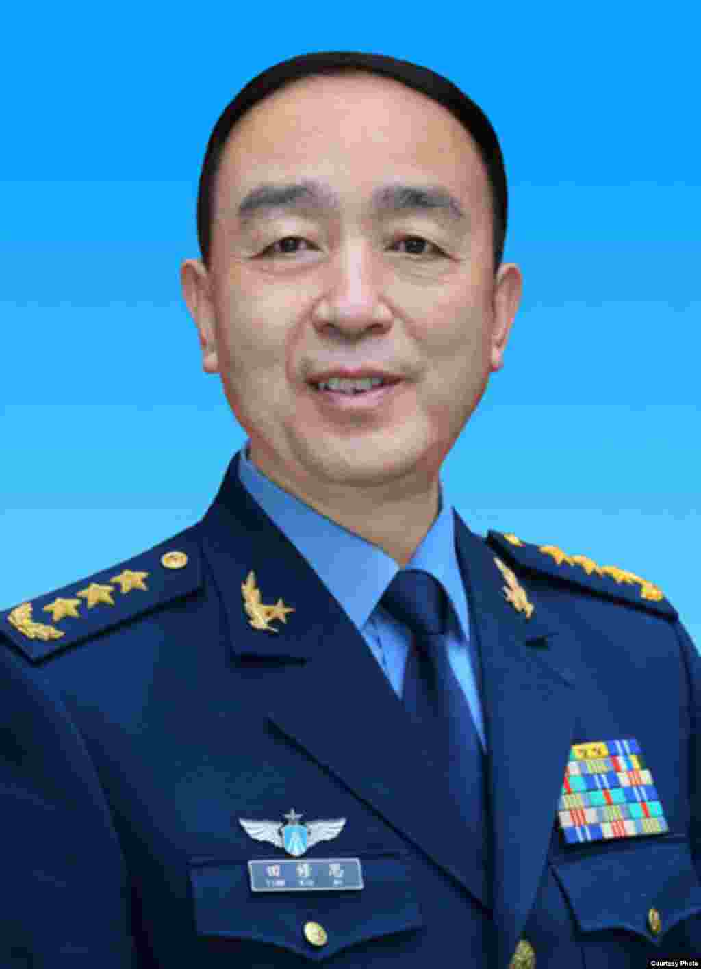 担任中国空军政委时的田修思上将(资料照,中国网络图片)。中国国防部网站2016年7月9日表示,空军原政委田修思因涉嫌严重违纪被立案审查. 9月3日电中国人大常委会公告宣布终止田修思的人大代表和人大外事委员会副主任委员职务。