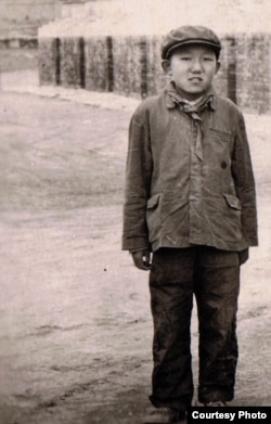 在1958年席卷藏区的“宗教改革”中,年少的阿嘉仁波切被迫脱下袈裟,换上毛式制服,戴上红领巾。(阿嘉仁波切提供)