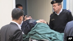 1月2号,埃及前总统穆巴拉克被推进开罗法院受审