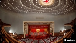 中国政协代表在北京人大会堂参加全国政协会议开幕会。(2020年5月21日)