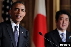 美国总统奥巴马(左)在访日期间和日本首相安倍晋三一同出席了在东京赤坂国宾馆举行的新闻发布会。图为奥巴马总统在会上致辞。(2014年4月24日)
