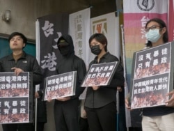 在台北念书的港生关山月 (左二蒙面者,美国之音黄丽玲摄)