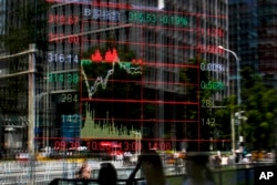 穆迪下调中国评级这一天,北京证券商展示的股市行情(2017年5月24日)。
