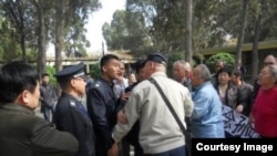 山东警方阻挡民众在清明节纪念孙中山。(网络图片)