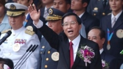 资料照片:时任台湾总统陈水扁在台北总统府前发表双十节演说。(2004年10月10日)