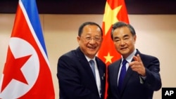 中国外交部长王毅和朝鲜外相李勇浩在在马尼拉的东南亚国家联盟外长及其对话伙伴会议期间举行双边会谈。(2017年8月6日)