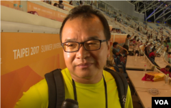 观众李信贤不认同暴力阻挠世大运开幕式 (美国之音黎堡拍摄)