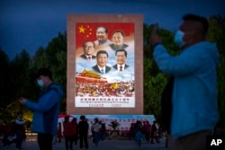 资料照:树立在拉萨街头的一位中共各届领导人宣传牌。(2021年6月1日)