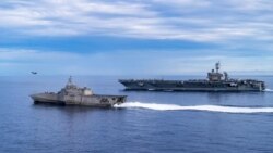 美国海军公布的照片显示,一架F-35C战斗机从“卡尔文森”号航空母舰飞行甲板上起飞,这艘航母与“塔尔萨”号濒海战斗舰正在驶过南中国海。(2021年9月7日)