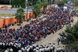 成千上万试图徒步走到美国的宏都拉斯移民在危地马拉的瓦多宏度镇被安全部队阻截。(2021年1月17日)