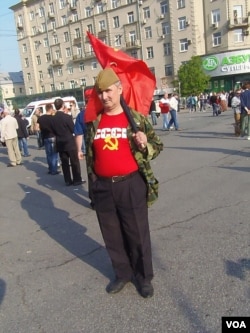 今年5月莫斯科反政府示威中的共产党员 (美国之音白桦拍摄)