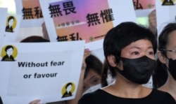 香港电台外判编导蔡玉玲因查册被定罪,她哽咽回应判决令人伤心、难受, 她坚信”查册无罪”、新闻自由无罪 (美国之音/汤惠芸)