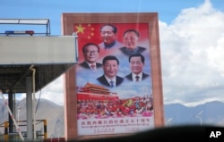 资料照:西藏拉萨公路旁展示的中国领导人宣传画。
