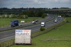 英国公路旁一个敦促约翰逊首相禁用华为的标语(路透社2020年5月1日)