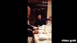 中国央视著名主持人毕福剑在私人聚餐上调侃毛泽东(网络视频截图)