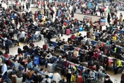 武汉解封日汉口火车站里候车的旅客 (2020年4月8日)