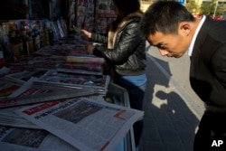 中国人在报刊亭浏览。中国印刷业发达,报刊众多