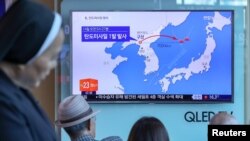 2017年5月14日,民众在韩国首尔一座火车站的电视屏幕上观看有关朝鲜导弹试射的新闻。