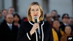 英国内政大臣安珀·路德(Amber Rudd)在伦敦特拉法加广场上为袭击事件遇难者的烛光守夜行动中讲话(2017年3月23日)