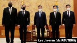 韩国总统文在寅(中)与美国务卿布林肯(左二)、美防长奥斯汀(左一)和韩国外长郑义溶、国防部长官徐旭在首尔合影。(2021年3月18日)