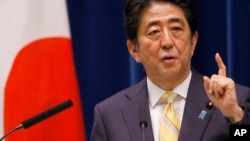 日本首相安倍在东京的一个记者会上讲话 (2015年5月14日 资料照片)