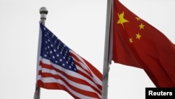 美中国旗在一家美国公司驻北京的办公楼外飘扬。(2021年1月21日)